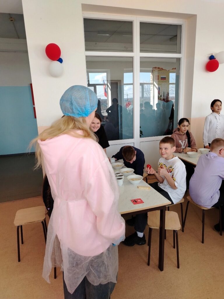 Родители наблюдают как ребята завтракают в столовой