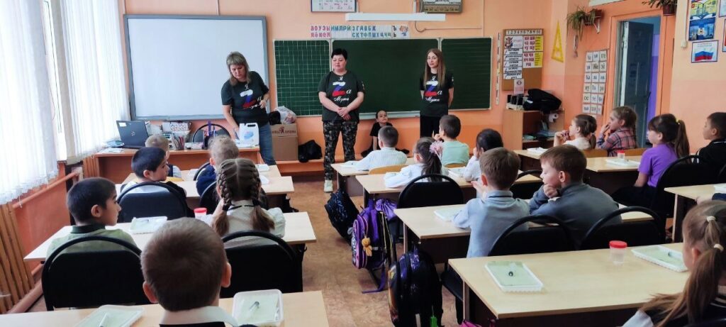 Волонтеры рассказывают детям как делать сухой душ