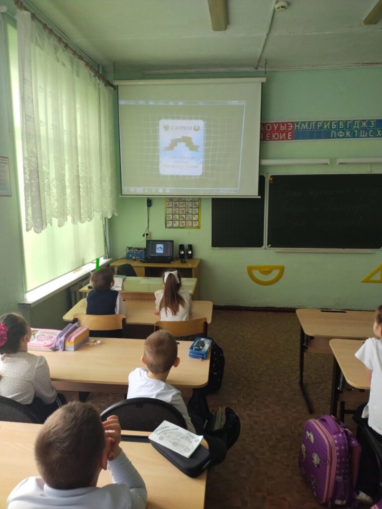 Ученики смотрят на экран, просматривают видеоролик по тематике занятия