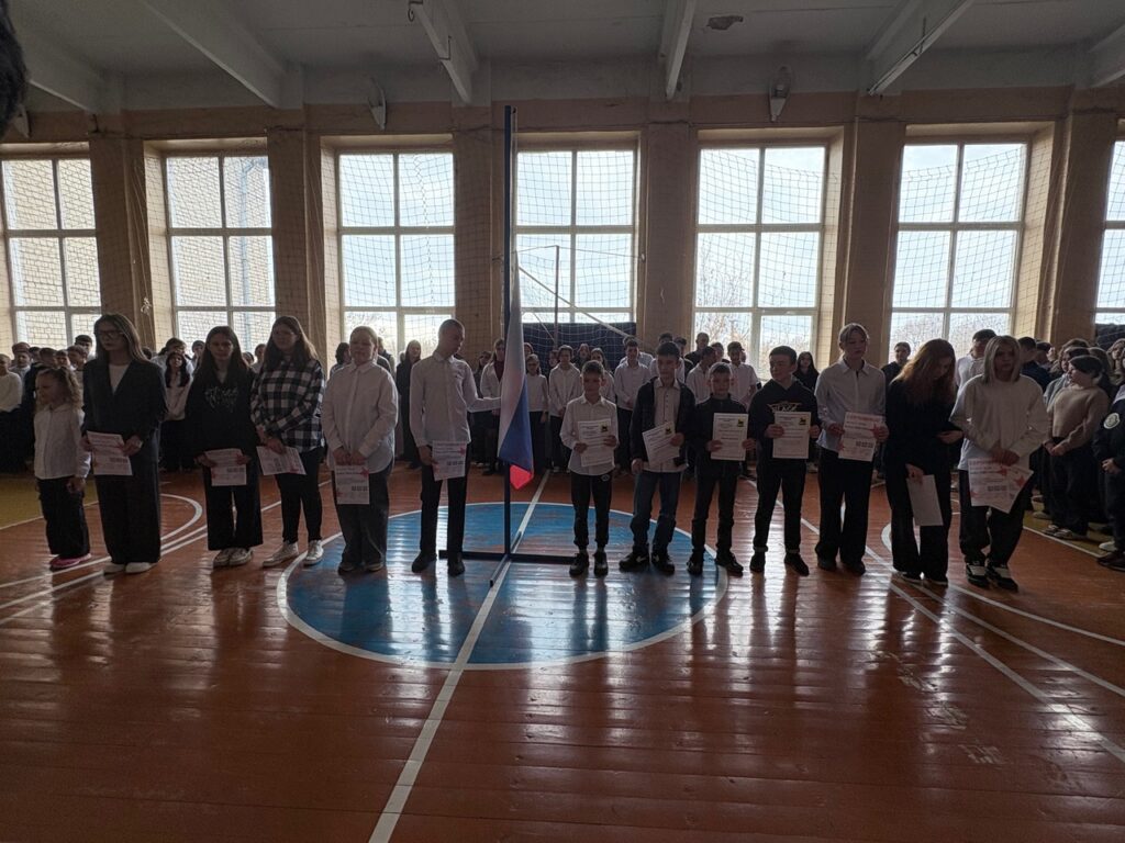 Ребята стоят на торжественной линейке