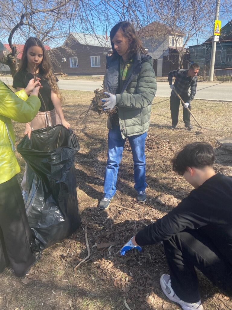 весенний общешкольный субботник по уборке школьного двора и прилегающей территории