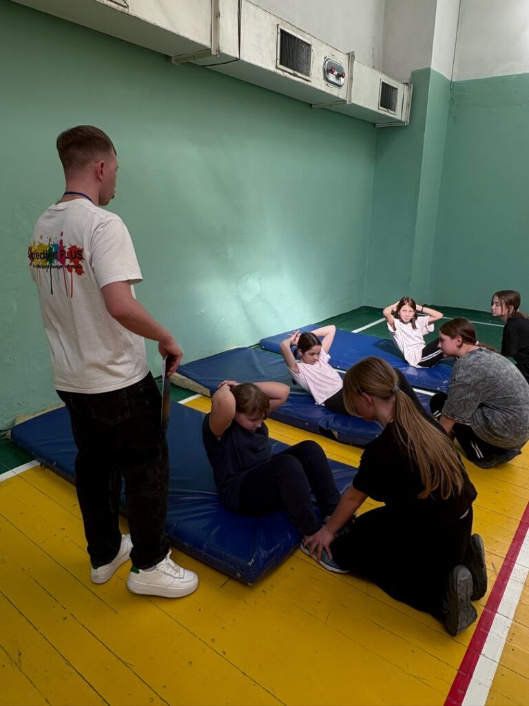 Ребята выполняют физические упражнения