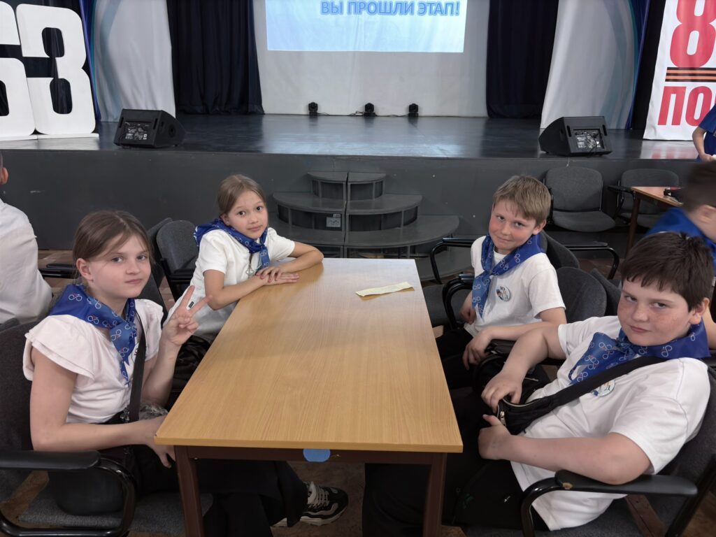 Ребята сидят за столом решают тест по ПДД