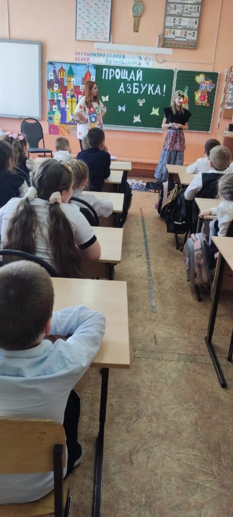 Ребята вместе со сказочными героями выполняют задания