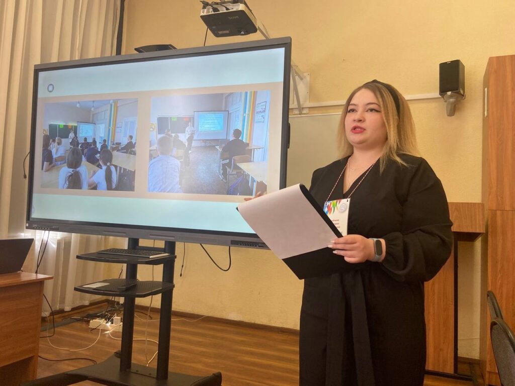 Учитель математики на конкурсе выступает , отвечает на вопросы жюри