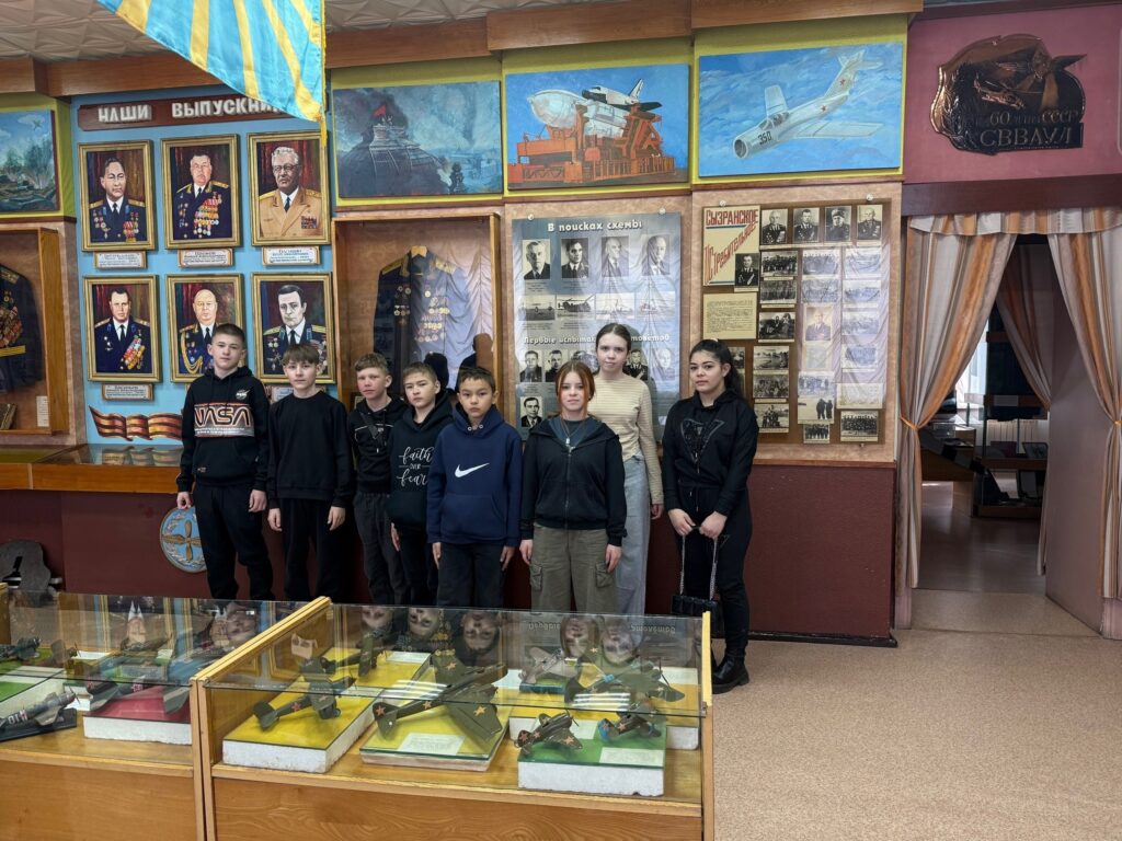 Обучающиеся в музее рассматривают экспонаты