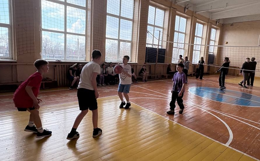 Ребята играют в подвижные игры