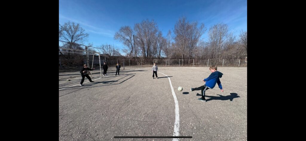 Ребята нашей школы играют в футбол