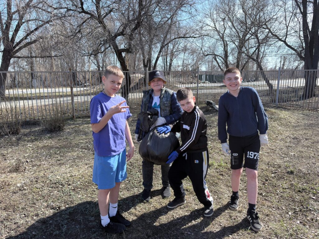 весенний общешкольный субботник по уборке школьного двора и прилегающей территории