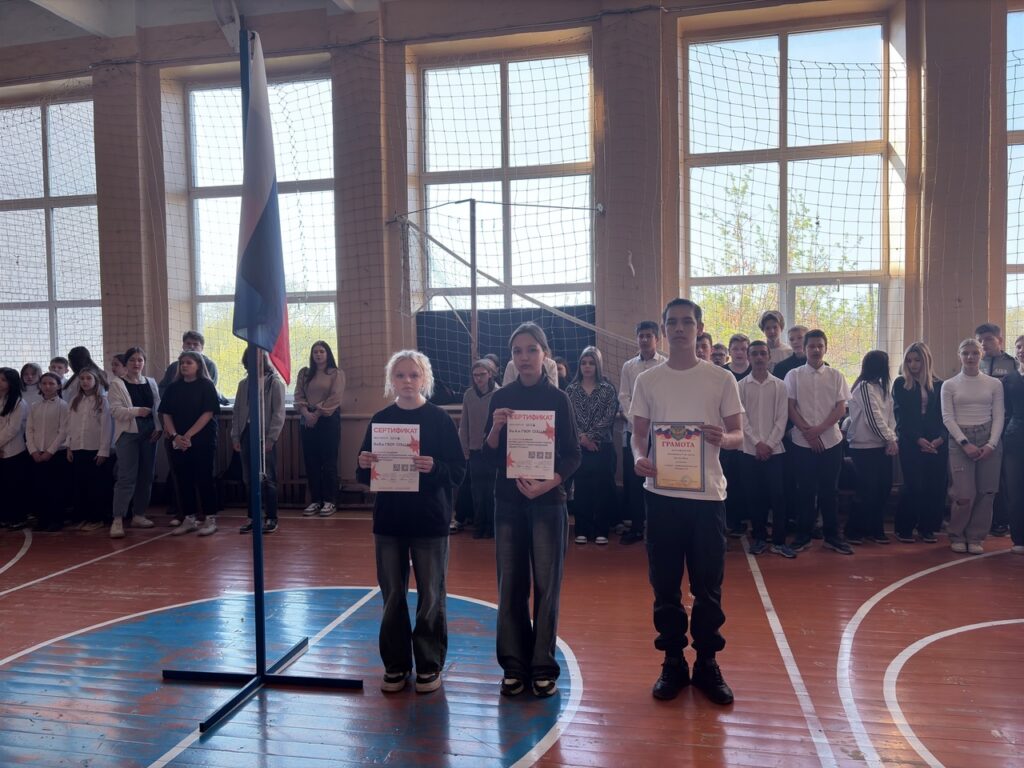 Обучающиеся стоят на линейке, поднятие флага