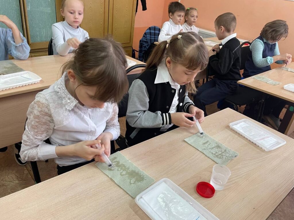 Ребята с помощью шприца изготавливают сухой душ