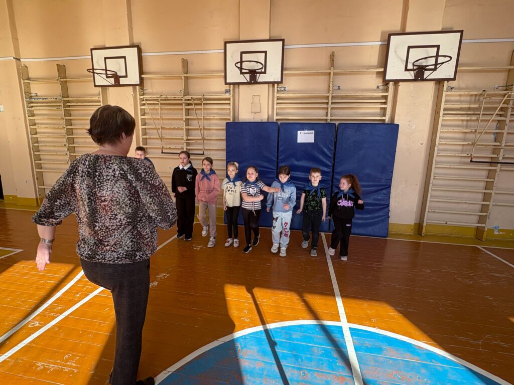 РЕбята выполняют строевые упражнения