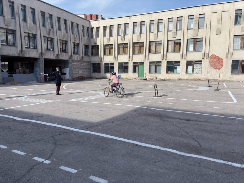 Ребята катаются на велосипеде в автогородке