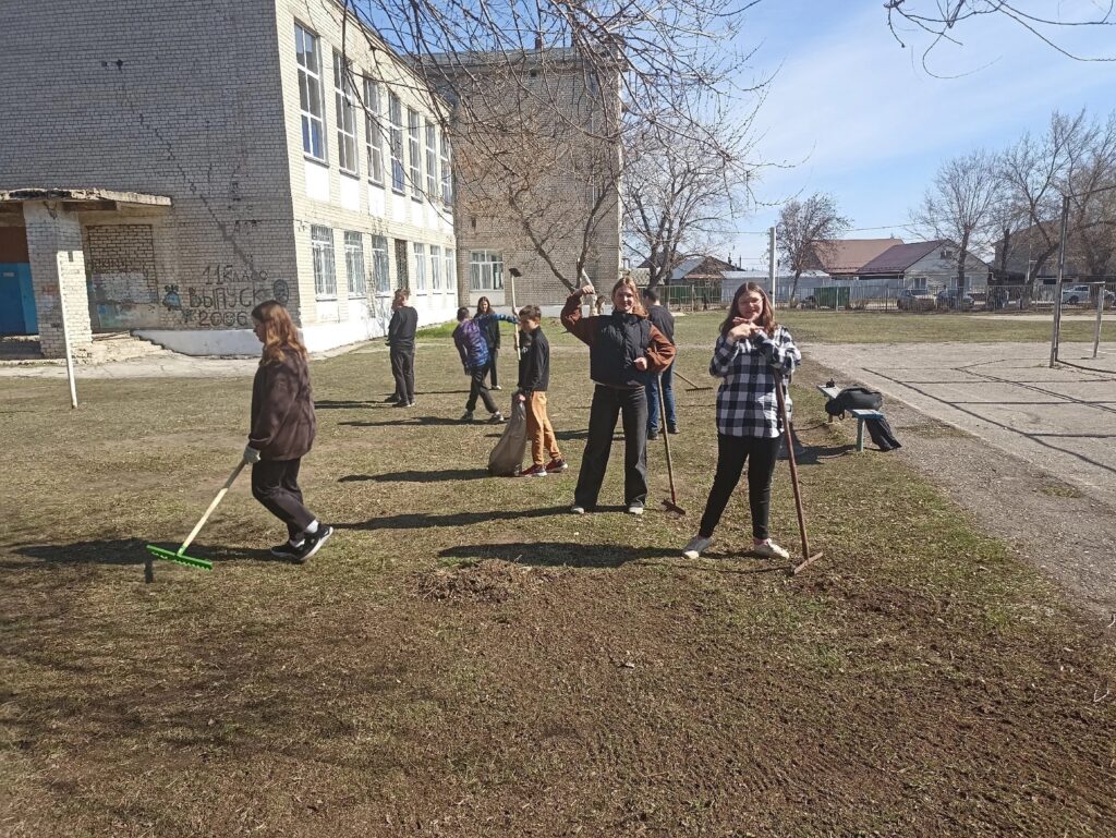 весенний общешкольный субботник по уборке школьного двора и прилегающей территории