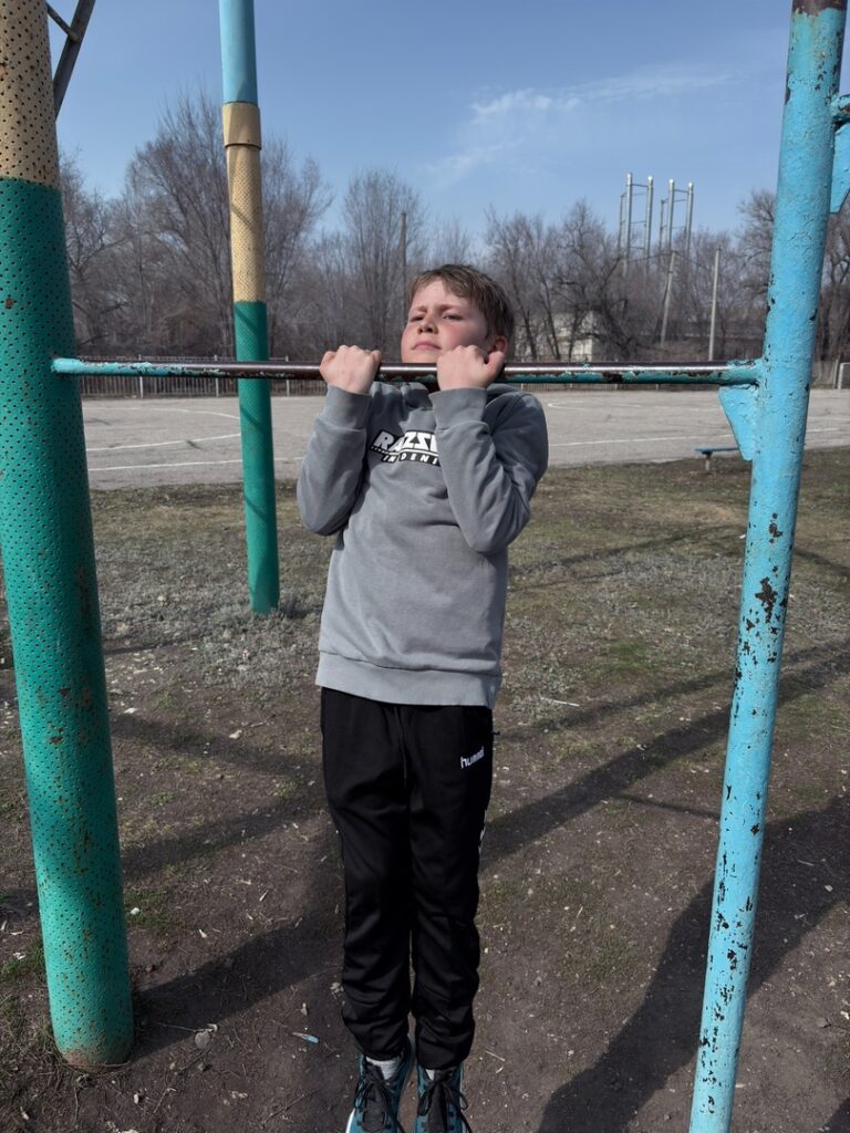 Ученик 4 А класса подтягивается на турнике