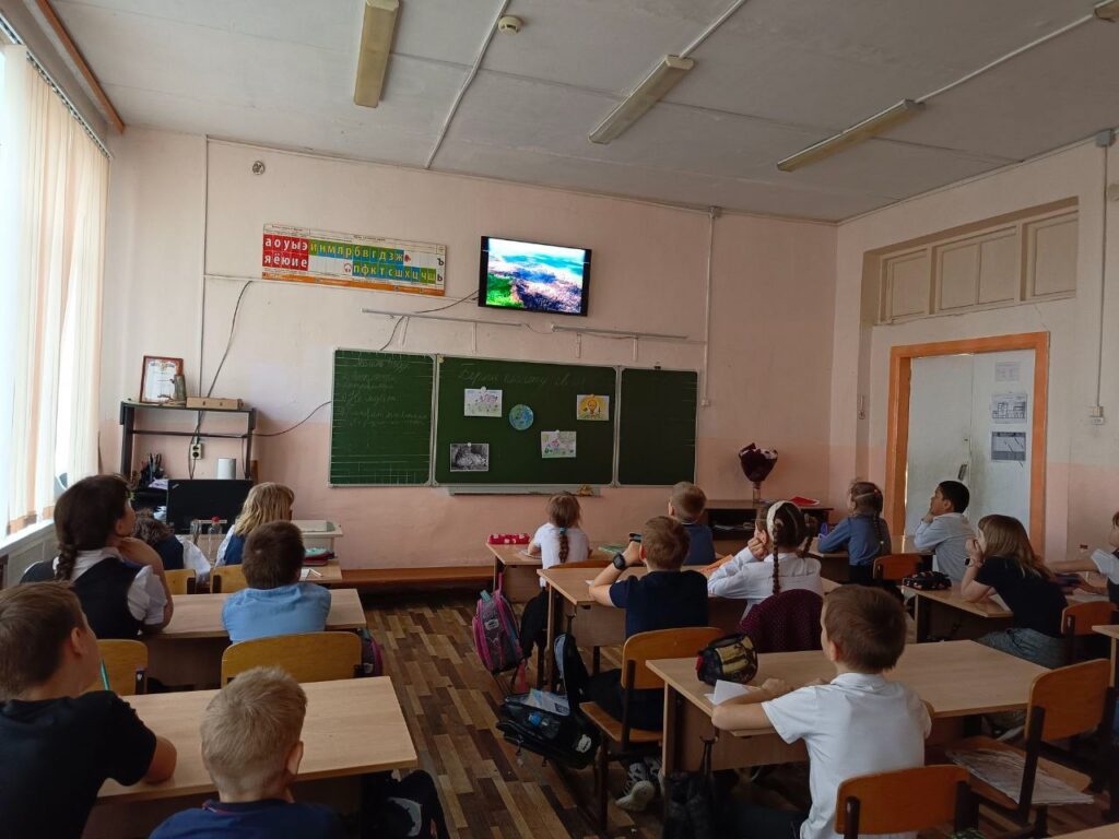 Ребята просматривают видеоролик про планету Земля