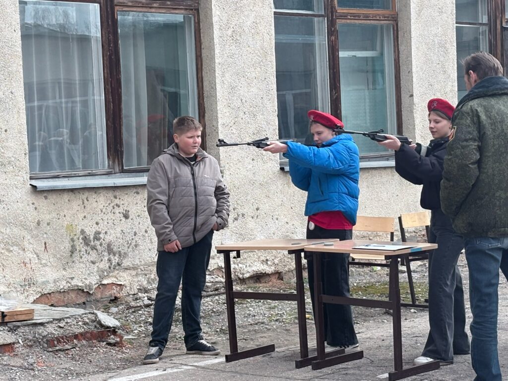 Ребята военно патриотической игре "Зарница 2.0" выполняют сборку разборку автомата