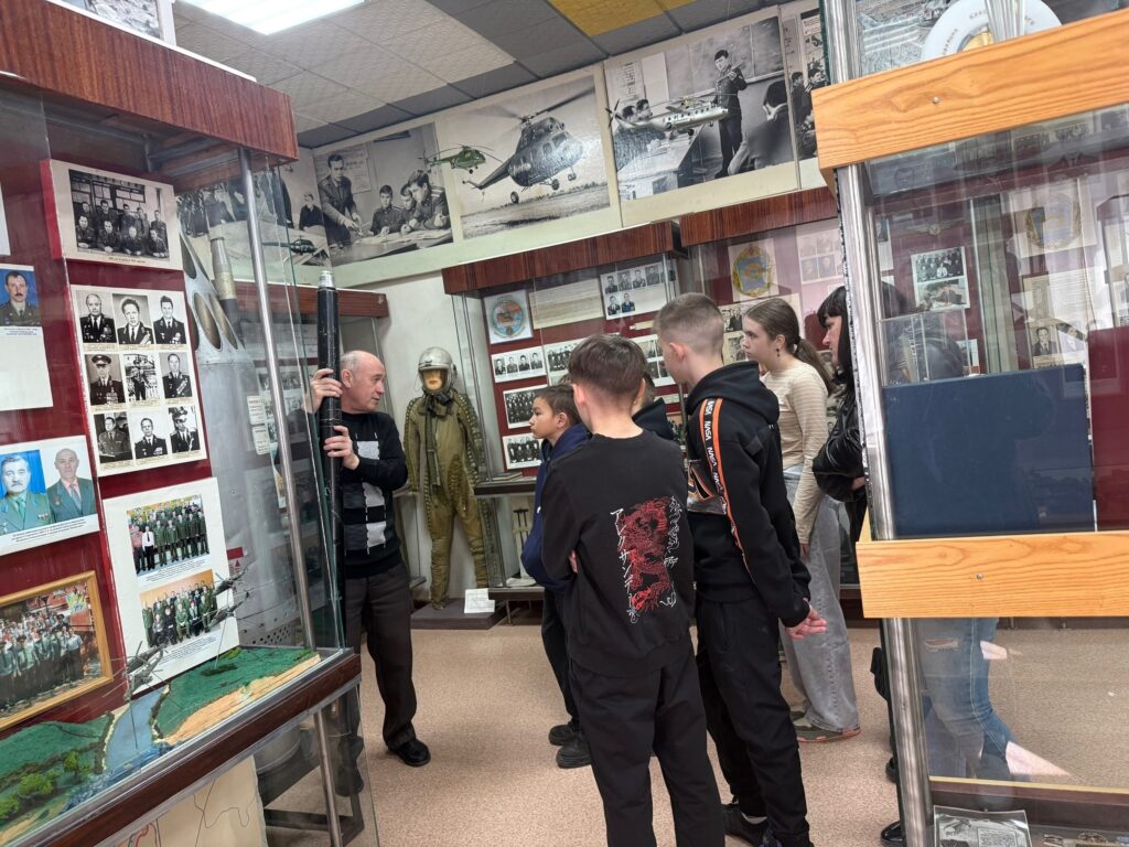 Обучающиеся в музее рассматривают экспонаты