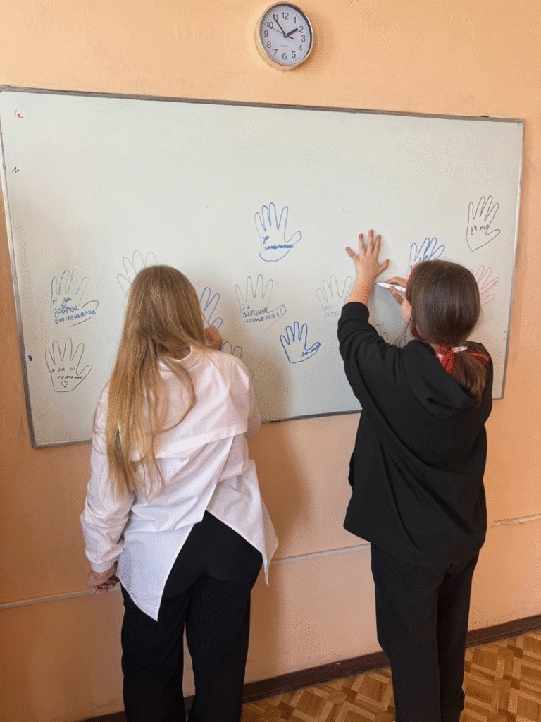 Ребята на доске выполняют рисунки "ладошек"