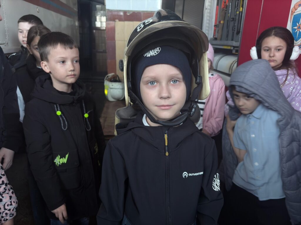 Ребята примеряют пожарный шлем