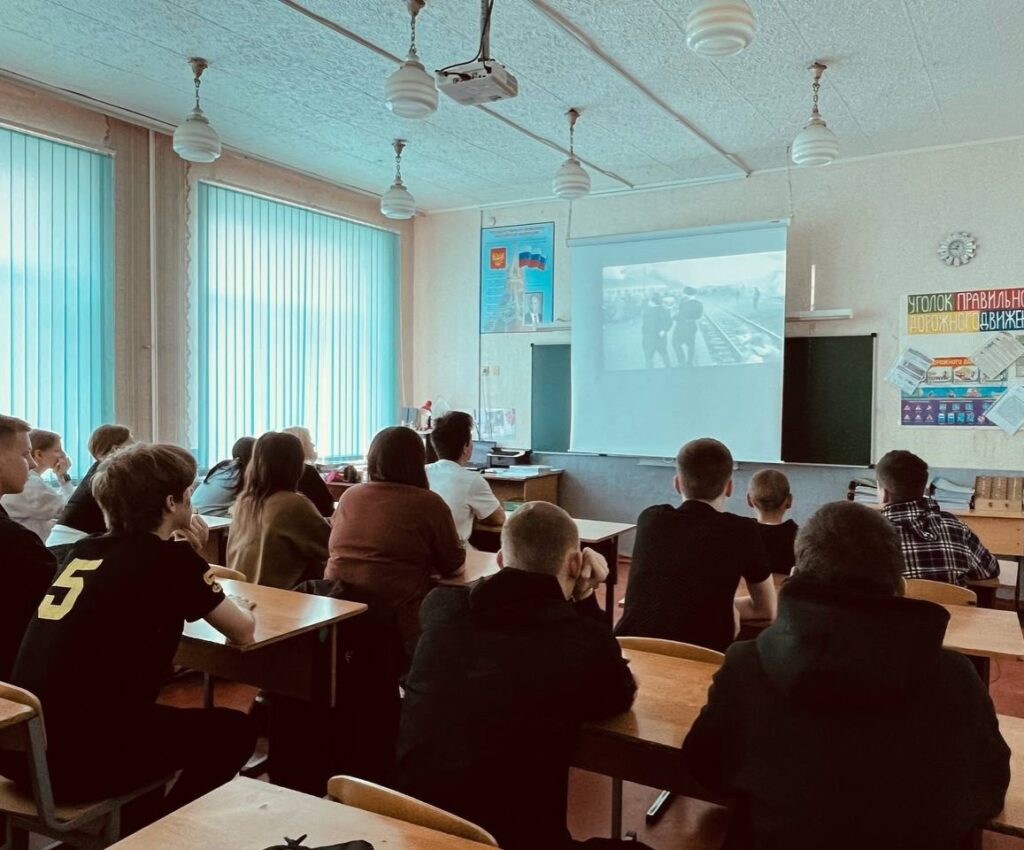 Ребята просматривают фильм "Судьба человека"