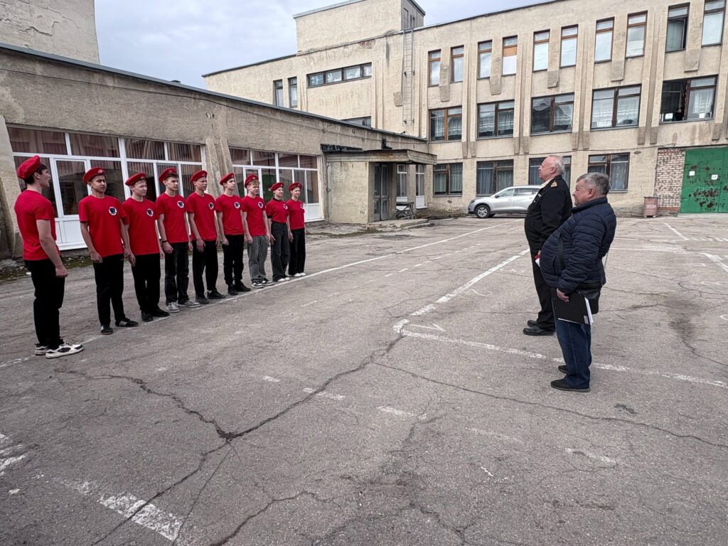 Ребята военно патриотической игре "Зарница 2.0" выполняют строевые упражнения