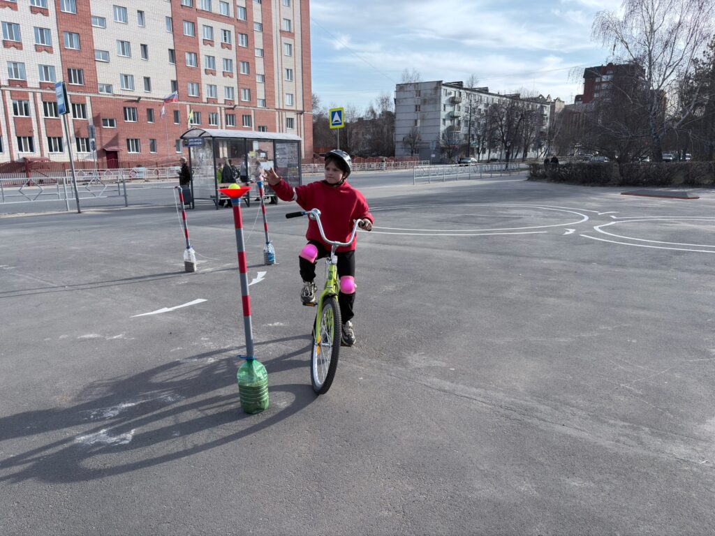 Ребята выполняют фигурное вождение на велосипеде