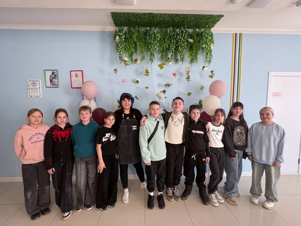 Ребята в кондитерской "Бархат "на мастер - классе 