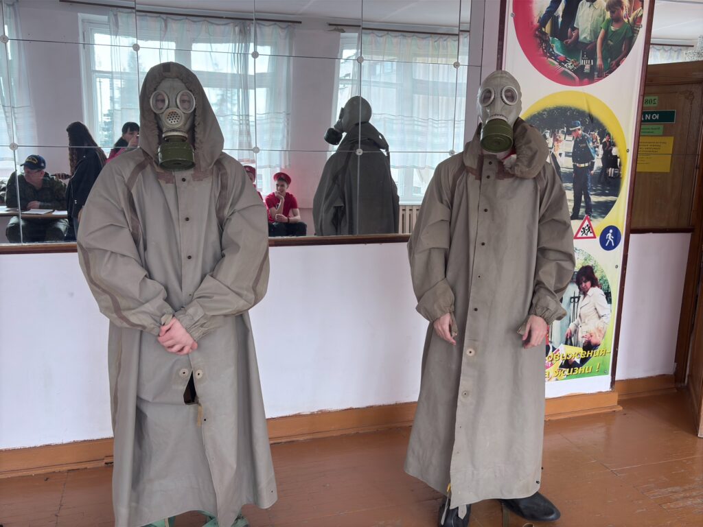 Ребята военно патриотической игре "Зарница 2.0" выполняют задание