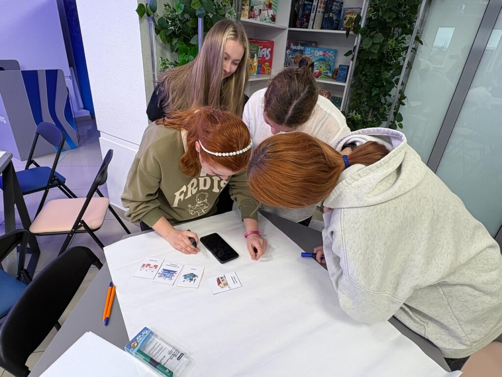 Ученицы размышляют над поставленной задачей