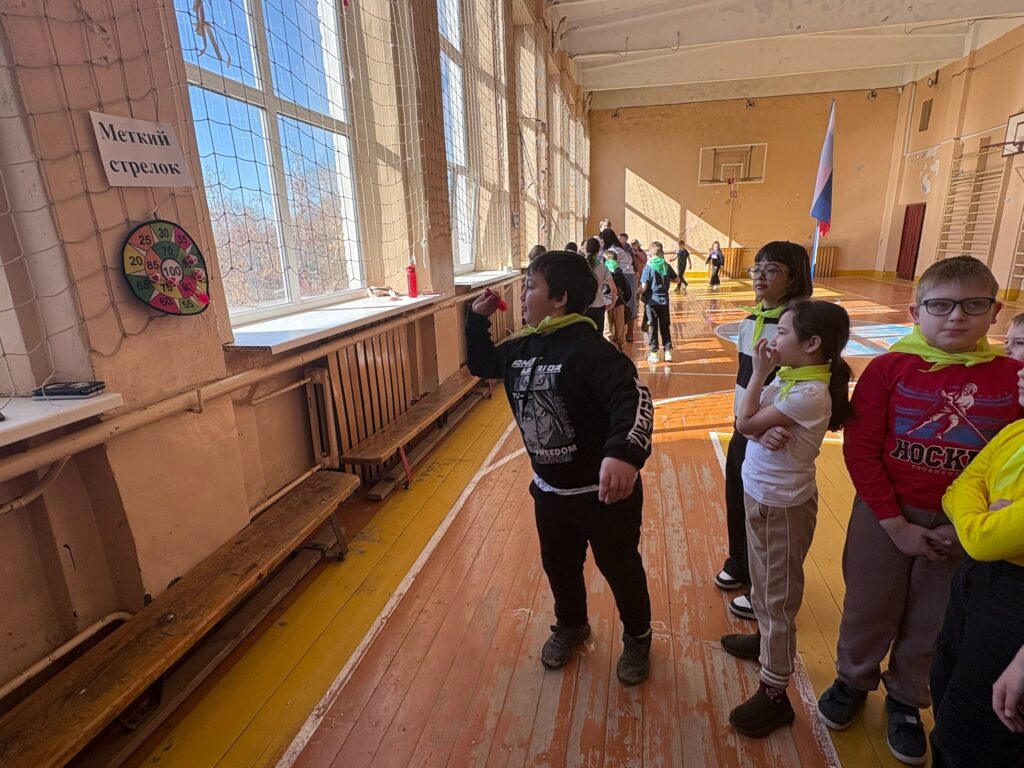 Ребята проходят станцию "самый меткий"