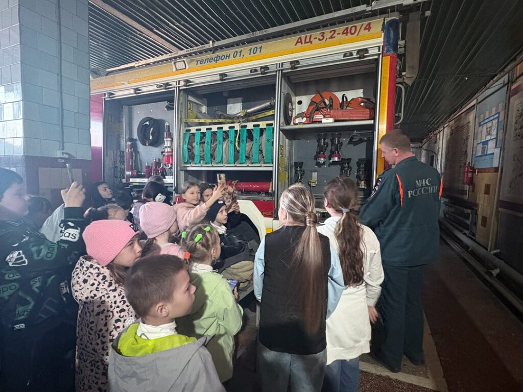 Учащиеся послушали рассказ о правилах поведения при возгорании, о том, какие бывают средства пожаротушения, а также о самой работе пожарных при случае возникновения пожара.