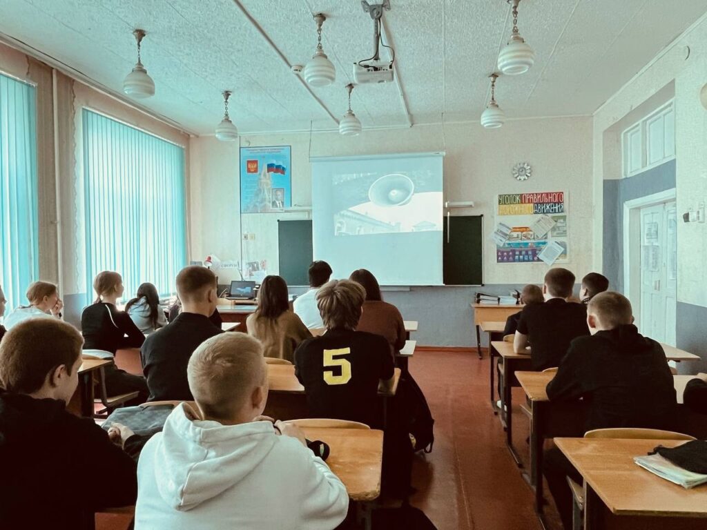 Ребята просматривают фильм "Судьба человека"