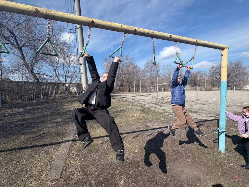 Ребята играют в игры на свежем воздухе