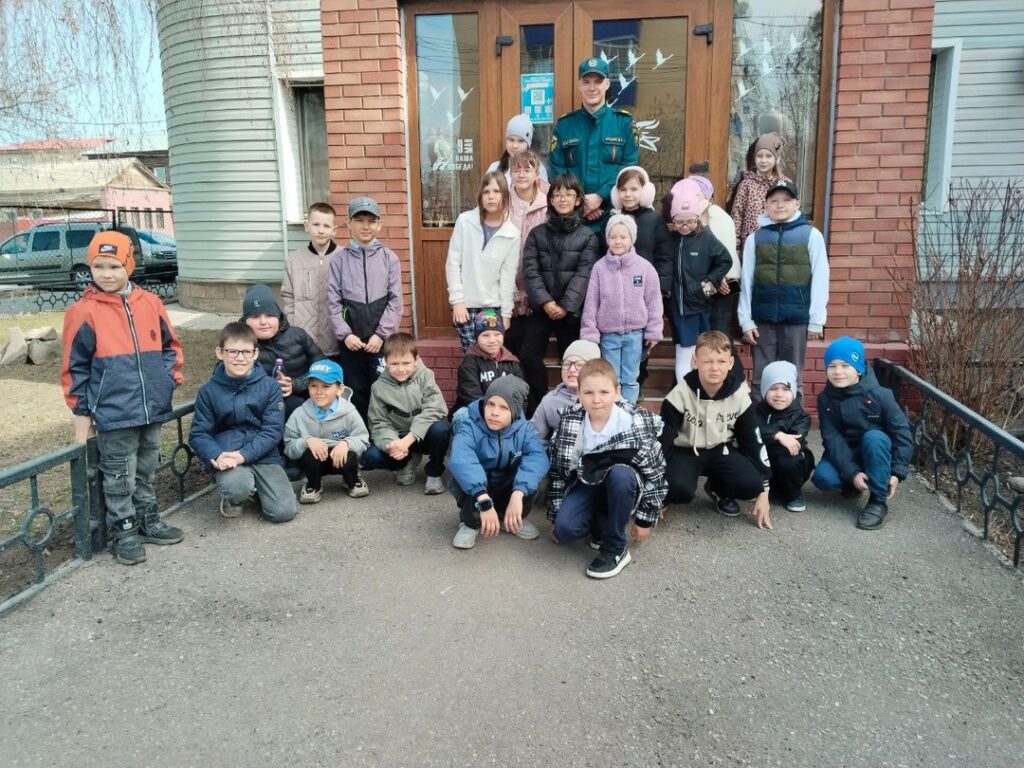 Учащиеся послушали рассказ о правилах поведения при возгорании, о том, какие бывают средства пожаротушения, а также о самой работе пожарных при случае возникновения пожара.