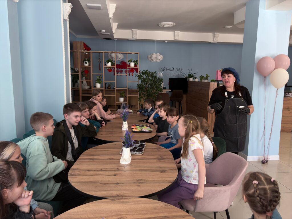Ребята в кондитерской "Бархат "на мастер - классе 