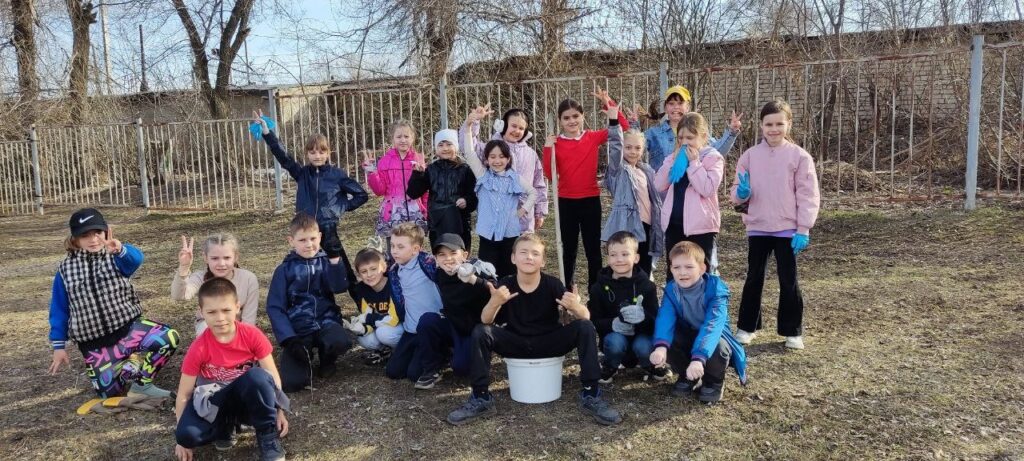 весенний общешкольный субботник по уборке школьного двора и прилегающей территории