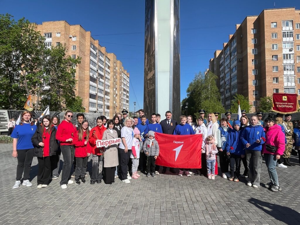 Мир!Труд!Май! Возложение цветов к памятнику