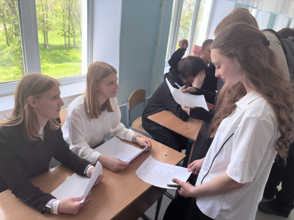 девочки ознакамливаются с проектами