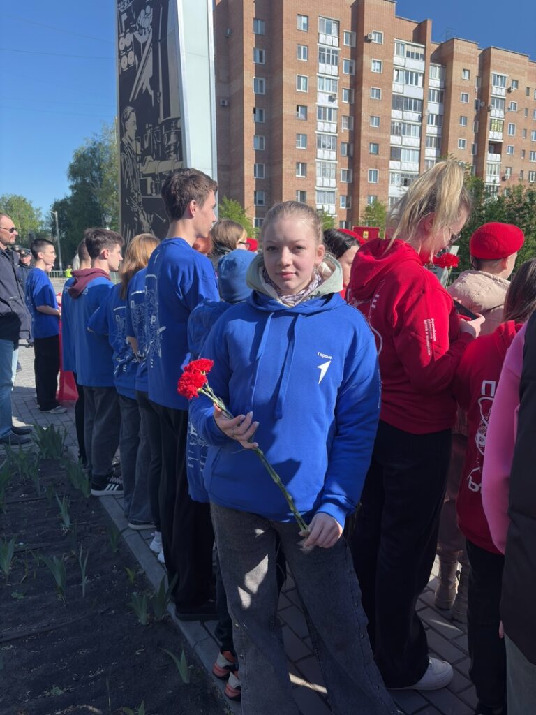 Ученица стоит на возложении цветов