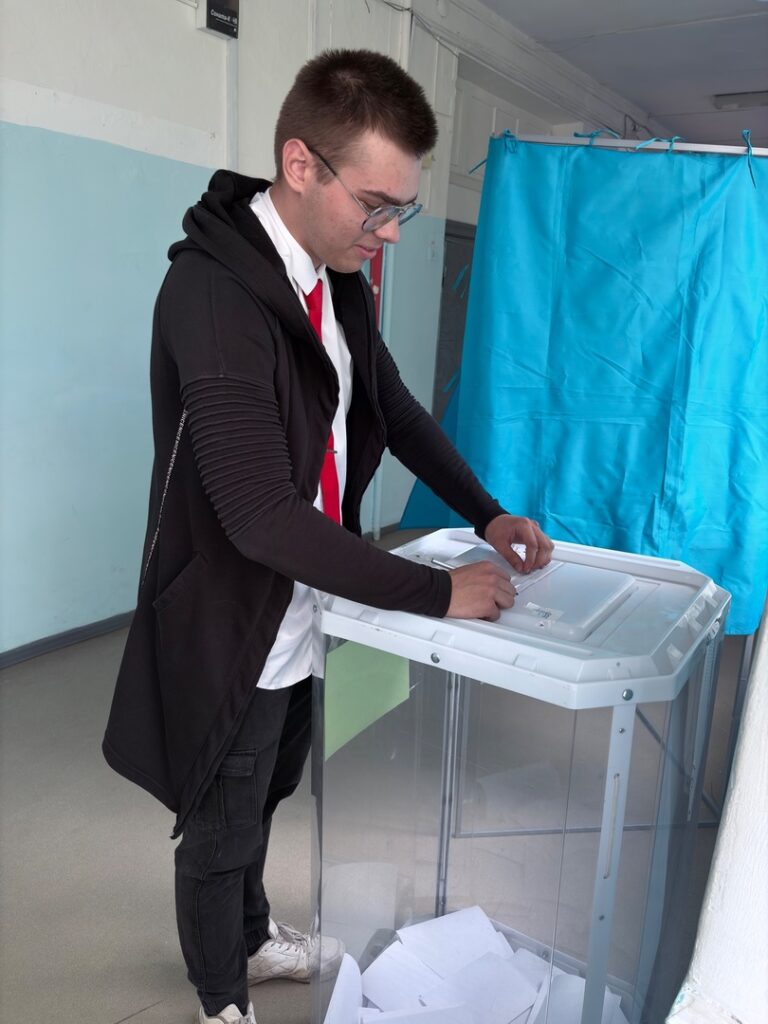 Ученик голосует за лучший проект