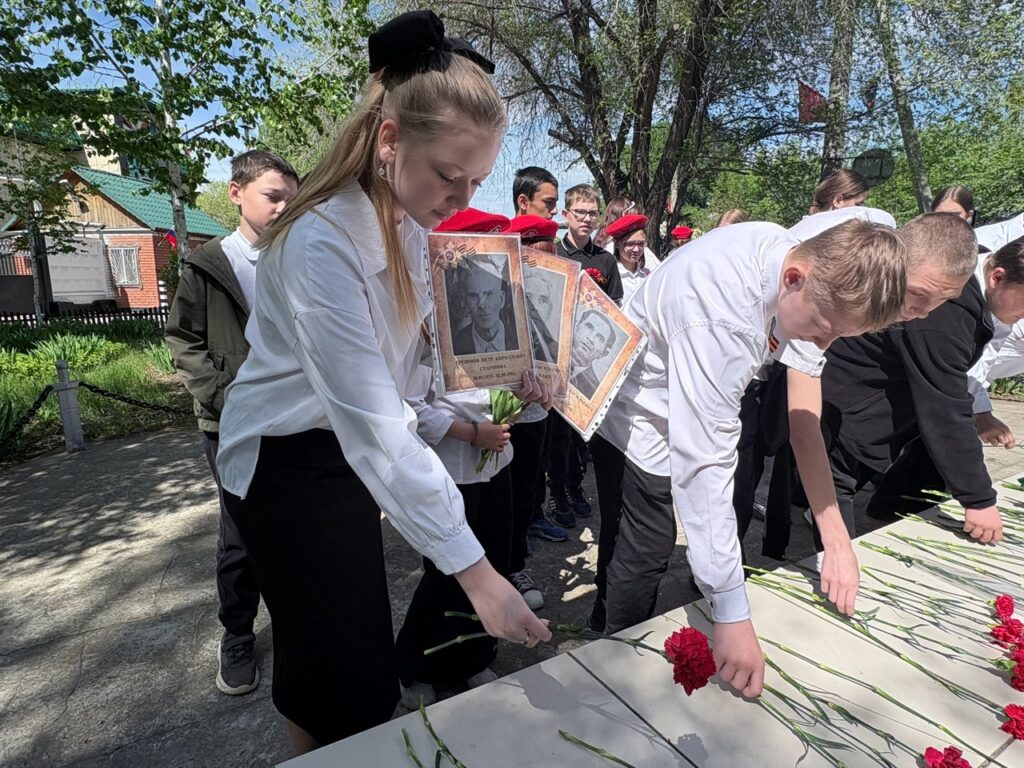 Возложение цветов к памятнику