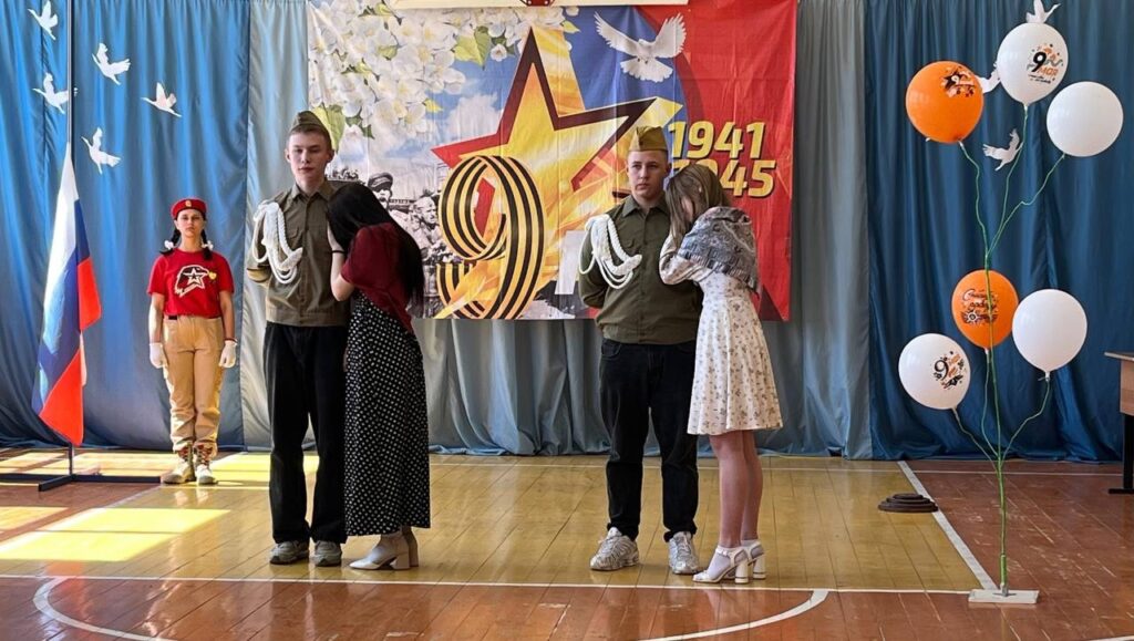 Ребята танцуют вальс