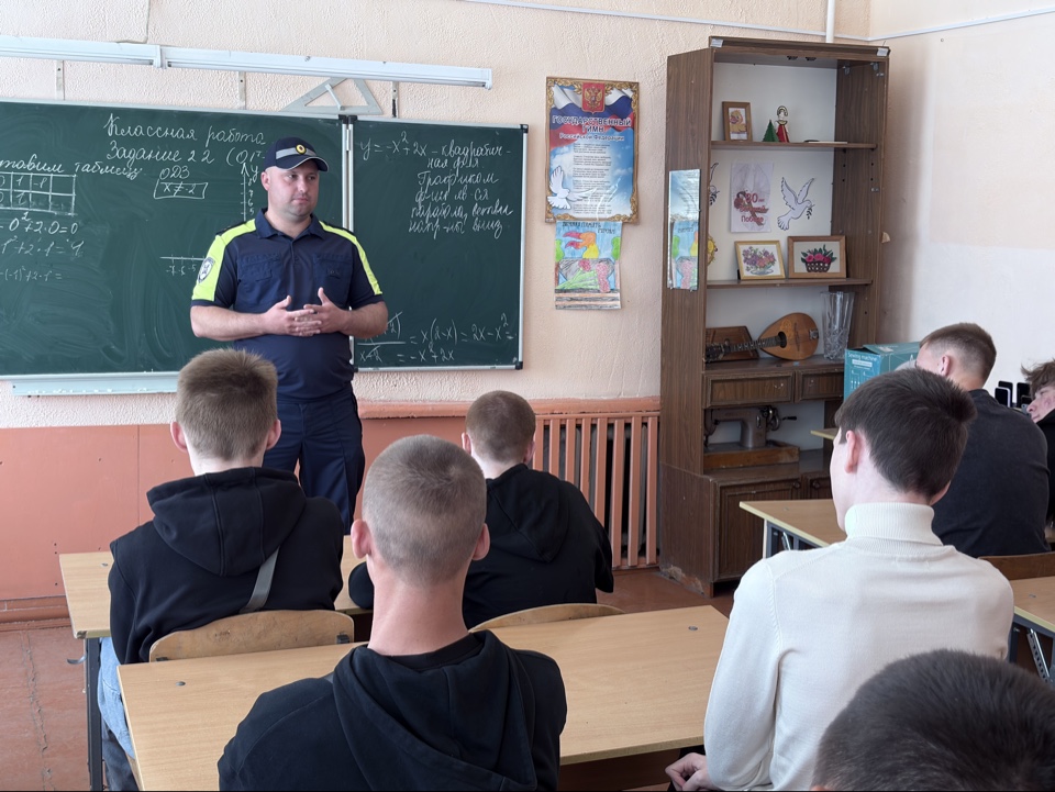 инспектор проводит беседу