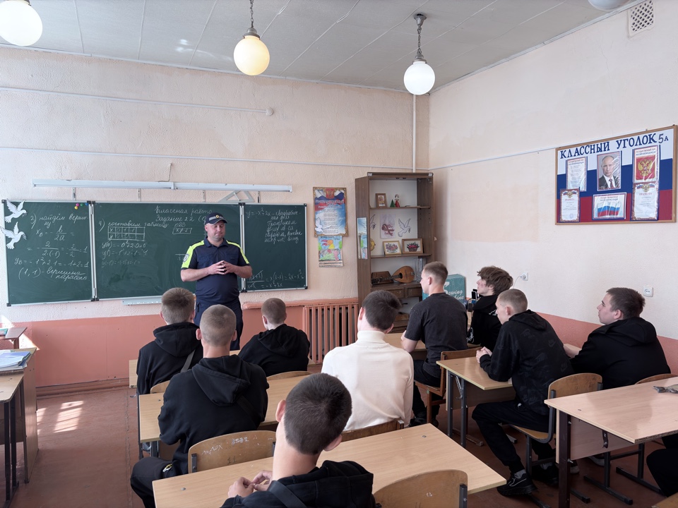 инспектор проводит беседу