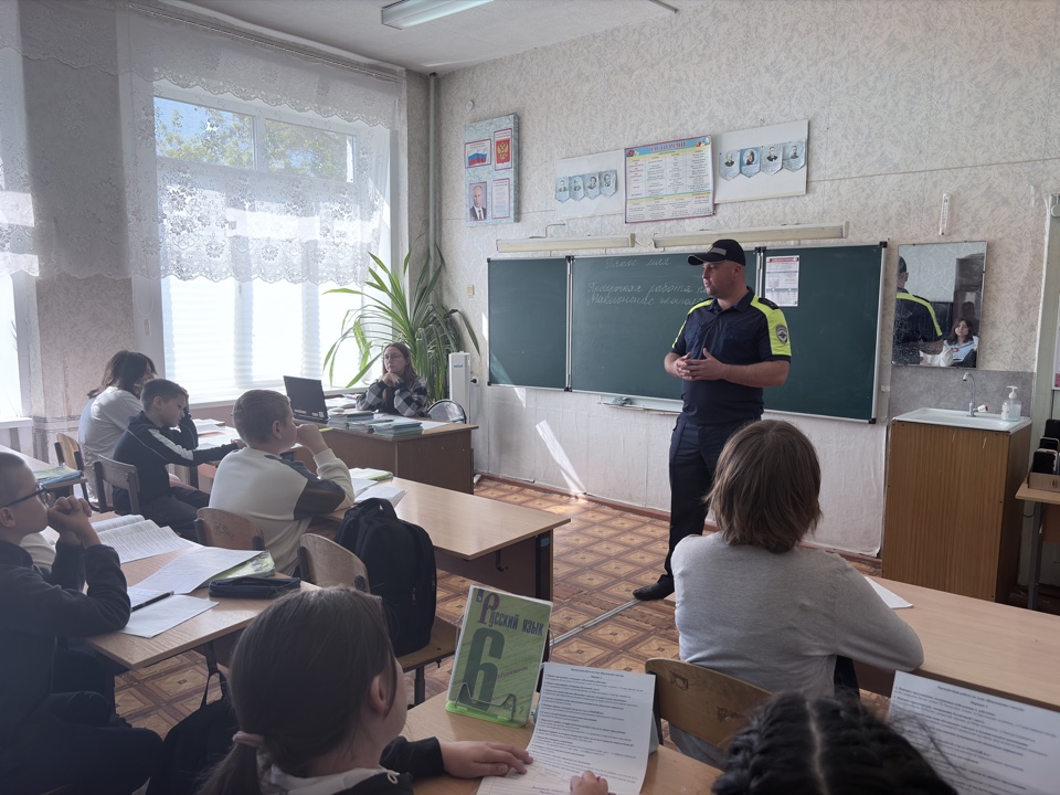 инспектор проводит беседу