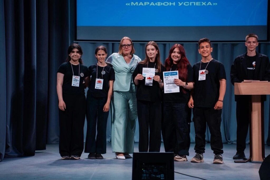 Ребята стоят на награждении на сцене