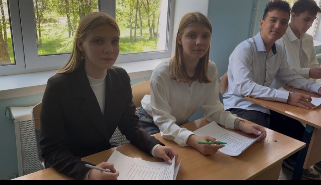 Члены комиссии раскладывают протоколы