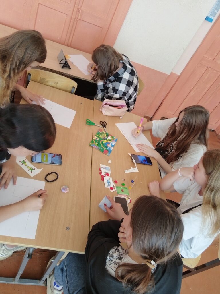 дети рисует плакат