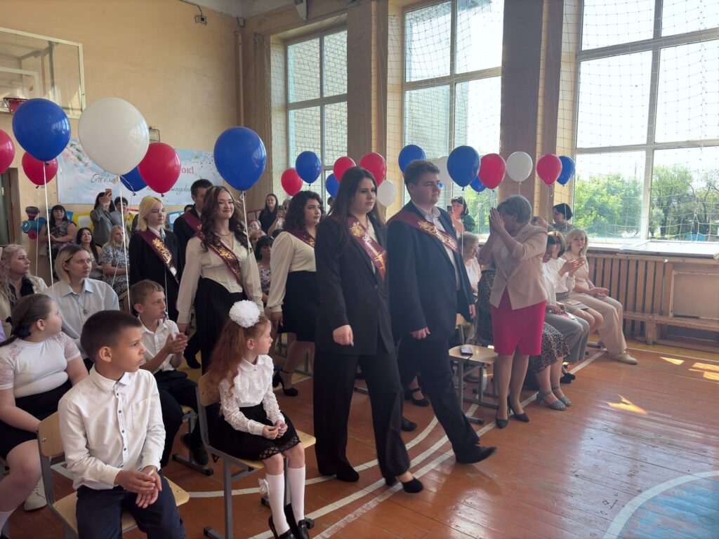 выпускники 11 класса входят в зал